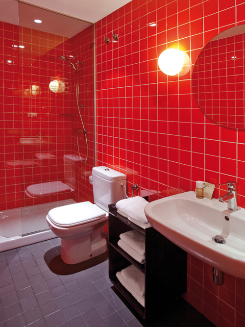 dest-chicbasic-rambla-red-bathroom
