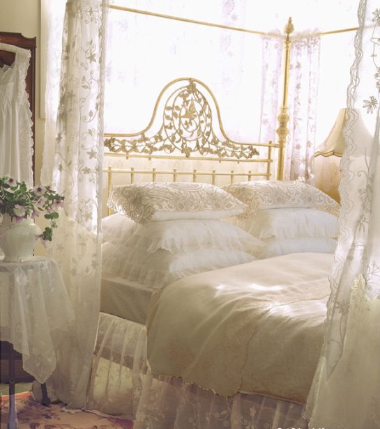 Lace-Bedding-at-Kathryn-Leach-Home