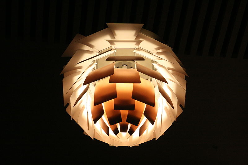 800px-Artichoke_lamp_from_the_side