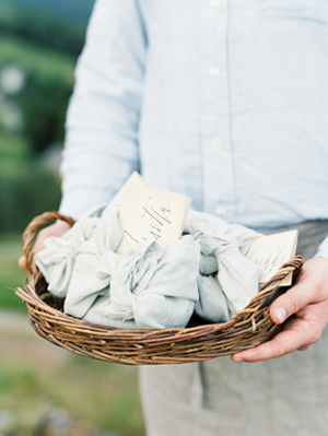 wedding-favor-wrapped-in-linen