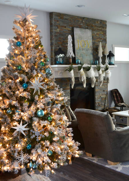 A-Teal-and-Green-Vintage-Inspired-Christmas-Home-by-The-DIY-Mommy-7-10492055-lgn