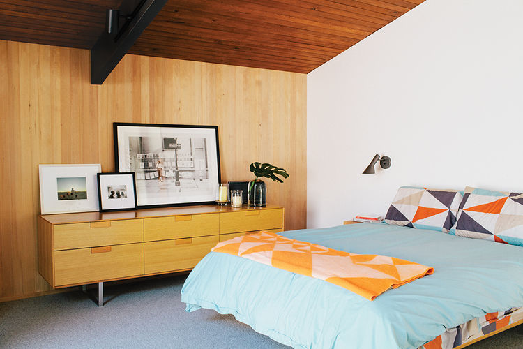 midcentury-renewal-master-bedroom-arne-jacobsen-wall-sconces