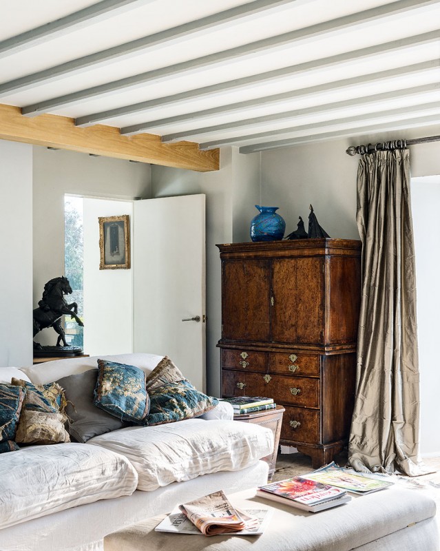 henriques-barn-living-room-sofa-beams