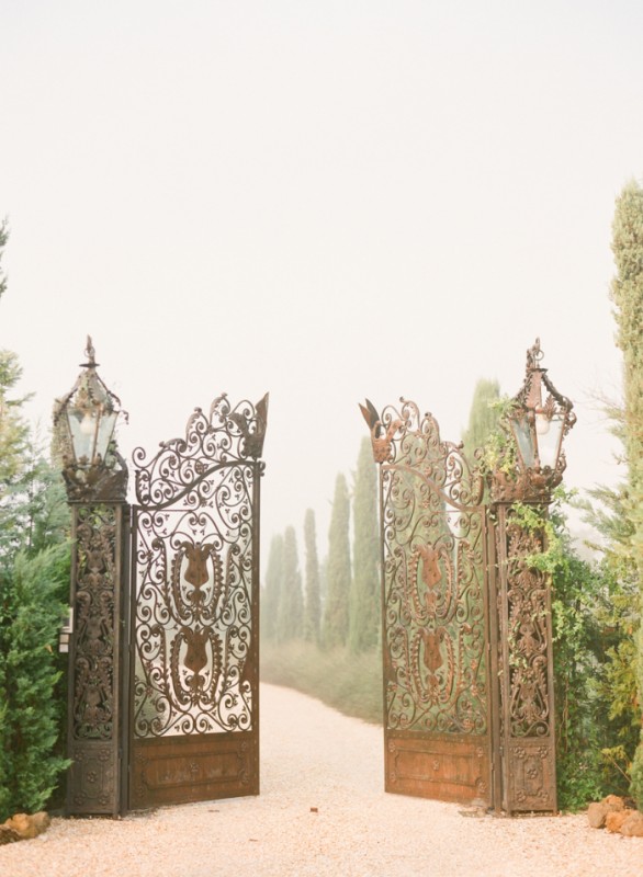 Detailed-Iron-Gates-at-the-Borgo-Santo-Pietro-700x955