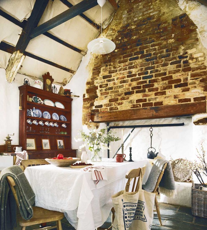 Graham-thatched-cottage-dining-room-exposed-brick
