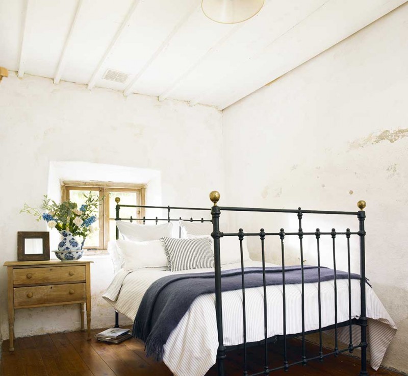 Graham-thatched-cottage-white-bedroom-beams