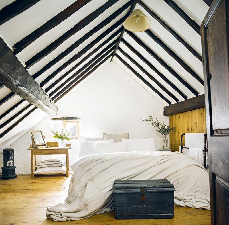 Graham-thatched-cottage-white-bedroom-black-beams