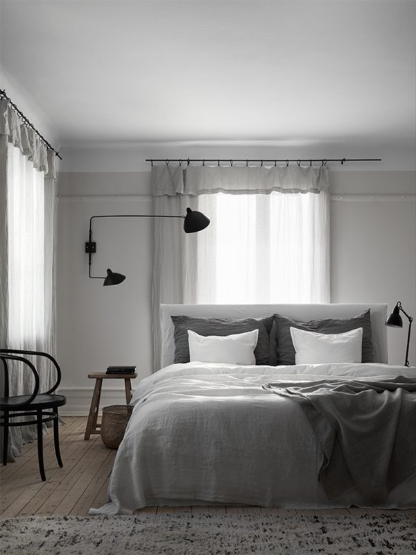 Cozy-Scandinavian-bedroom-linen-bedding-and-linen-curtains